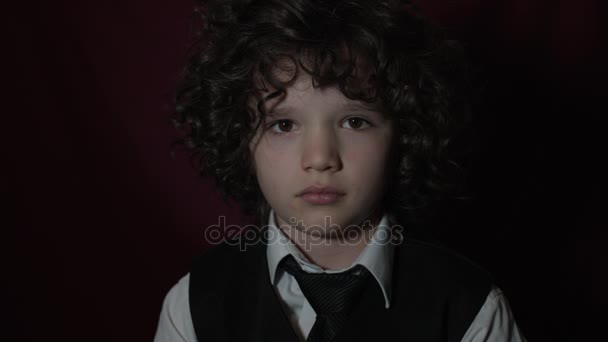 Szép szép kaukázusi fiú pózol stúdió - Felvétel, videó