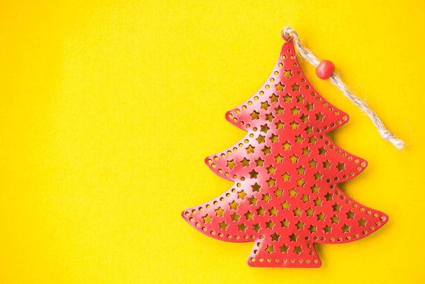 red star christmas tree on yellow paper background - Foto, Imagen