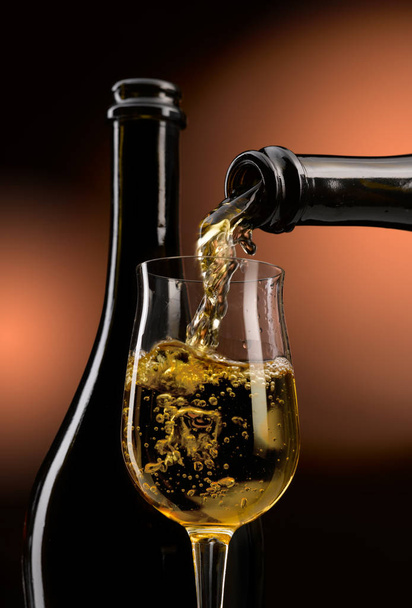 Εξαιρετικό κρασί χύνεται το γυαλί σε όλες του τις μορφές - Φωτογραφία, εικόνα