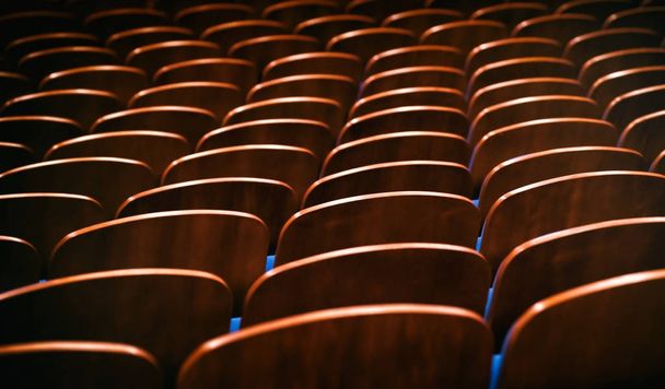 Chaises en bois marron dans l'auditorium sans personnes
 - Photo, image