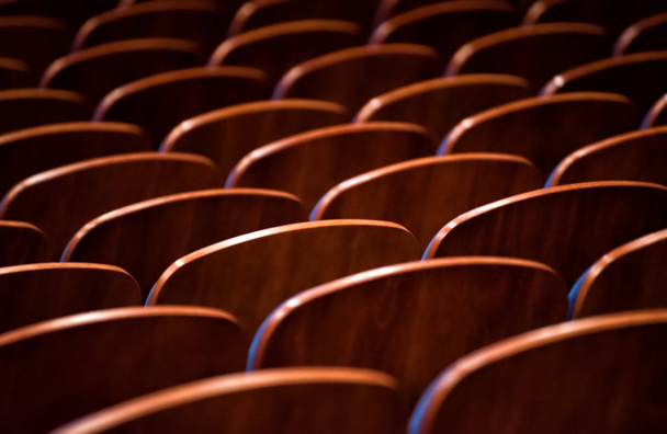 Ruskea puinen tuolit auditoriossa ilman ihmisiä
 - Valokuva, kuva
