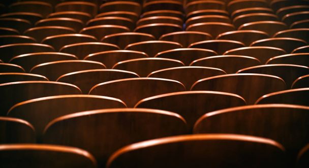 Sedie in legno marrone nell'auditorium senza persone
 - Foto, immagini