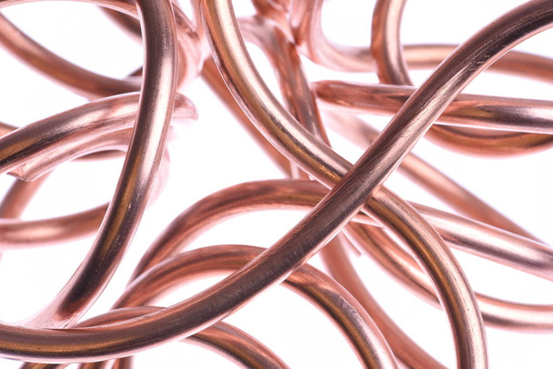 Líneas abstractas, alambre de cobre aislado sobre fondo blanco
 - Foto, Imagen