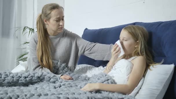 A beteg lánya az ágyban otthon ápolási anya - Felvétel, videó
