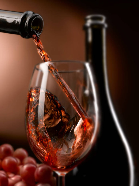 excelente vino vertido en la copa en todas sus formas
 - Foto, imagen