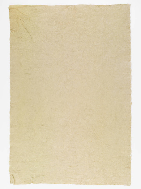 Papier artisanal brun isolé sur blanc
 - Photo, image
