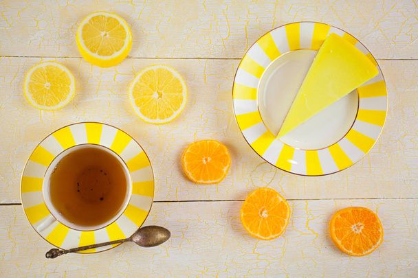 délicieux gâteau au fromage avec citron sur l'assiette
 - Photo, image