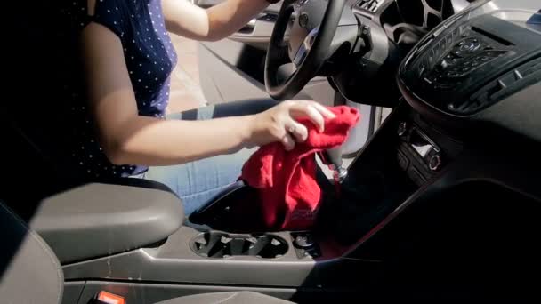 Уповільнення руху жіночого драйвера полірування та очищення пластикових та шкіряних елементів її автомобіля
 - Кадри, відео