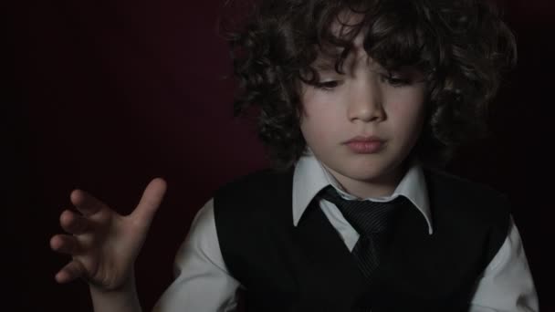 schön schöner kaukasischer Junge posiert in Studio - Filmmaterial, Video