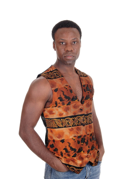 Knappe man van de Afrikaanse in een vest zonder shirt - Foto, afbeelding
