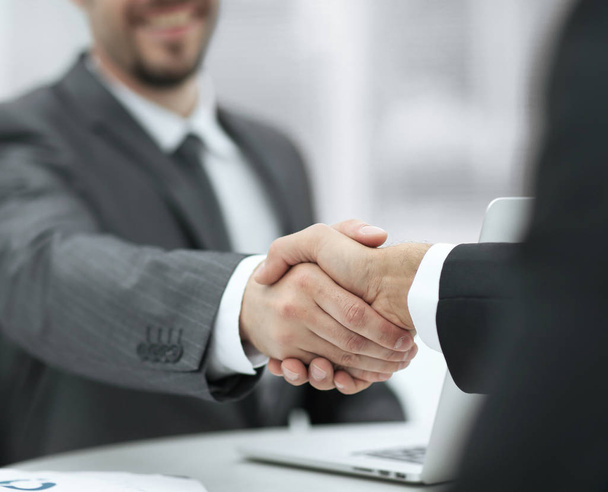 Closeup .handshake van businesspartners boven het Bureau - Foto, afbeelding