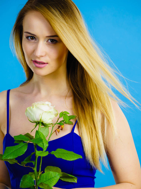 Lovely woman holding white rose - Foto, afbeelding