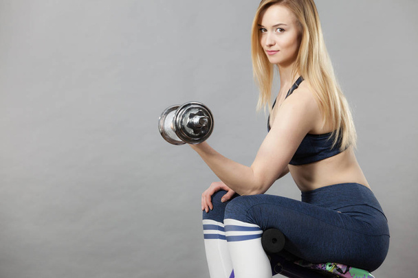 Woman training weight lifting - Foto, afbeelding