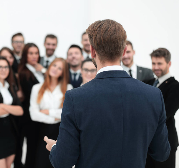 businessman makes a speech to his large business team - Foto, afbeelding