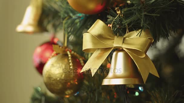 Gestell setzt Weihnachtsdeko und elektrische Lichter auf Baum - Filmmaterial, Video