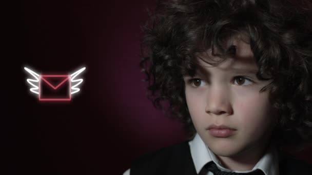 schön schöner kaukasischer Junge posiert in Studio - Filmmaterial, Video