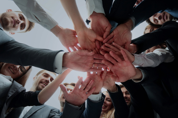 Большой успешный бизнес-команда показывает единство своими руками т
 - Фото, изображение