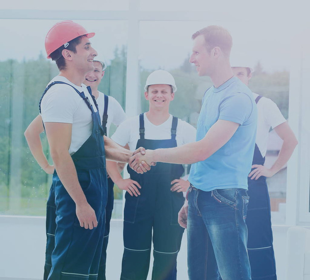 Customer Shaking Hands With Builder - Foto, Imagen