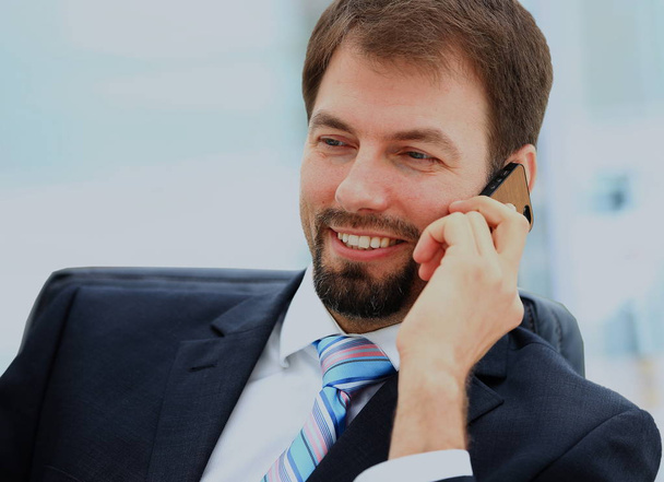 Portrait of a young businessman talking on the phone - Zdjęcie, obraz