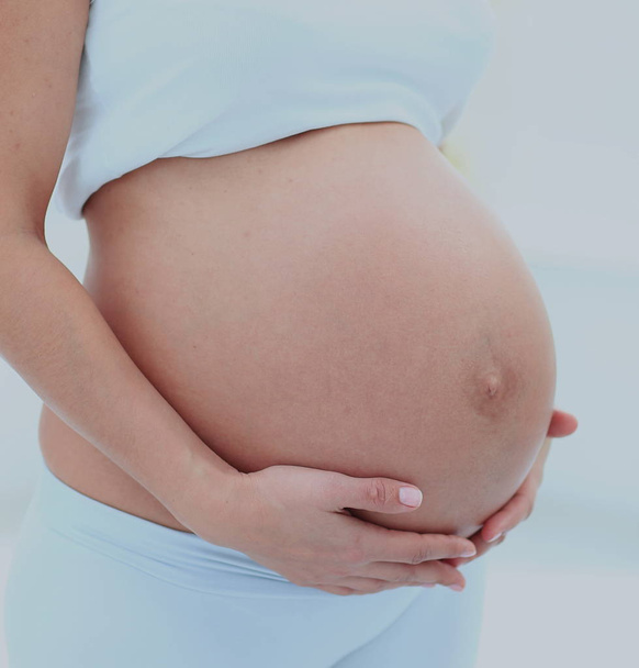 happy mom. pregnant womans belly - Foto, immagini