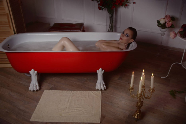 Красивая сексуальная женщина в ванной
 - Фото, изображение
