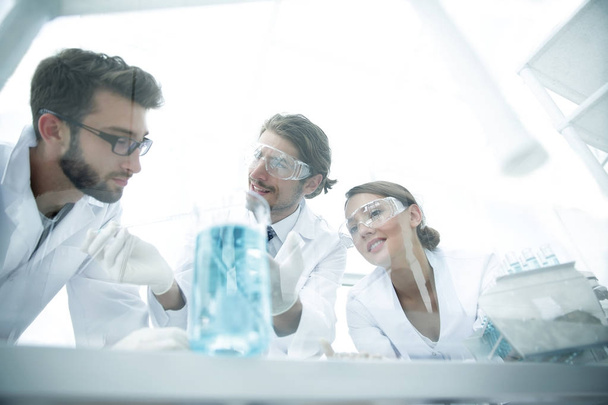 Group of scientists working on an experiment at the laboratory - Foto, afbeelding