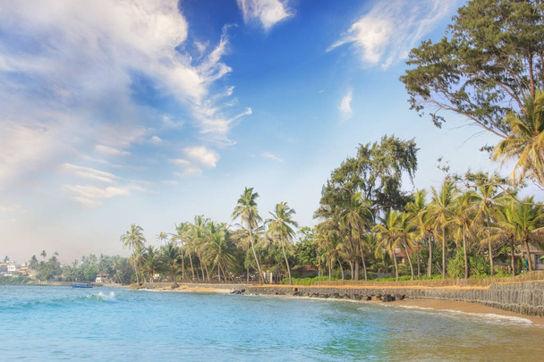 Hermosa vista de la playa tropical de Sri Lanka en un día soleado
 - Foto, imagen