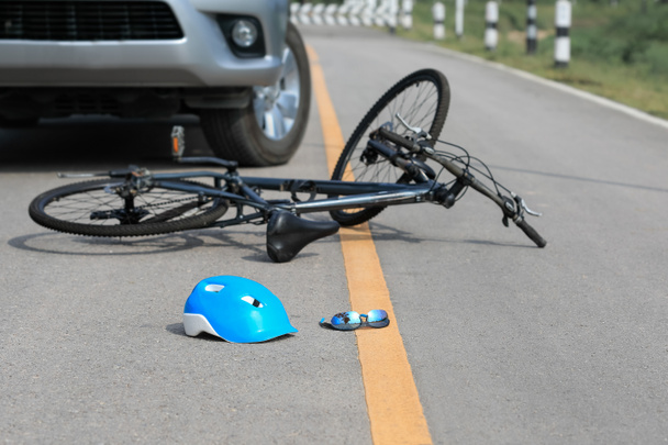 Wypadku samochodowym z rowerem na drodze - Zdjęcie, obraz
