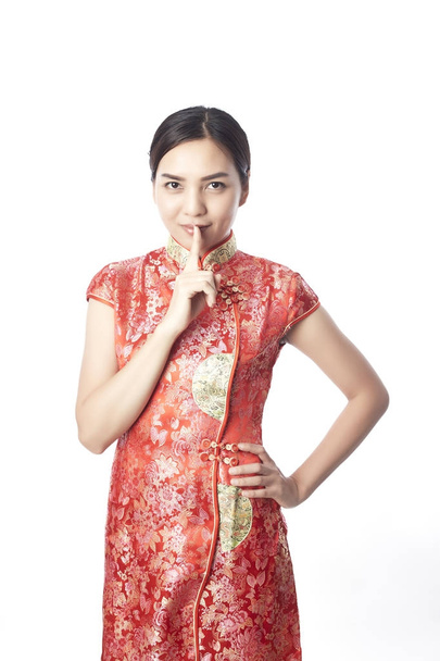 Belleza mujer usar cheongsam y sonreír a usted en chino año nuevo - Foto, imagen