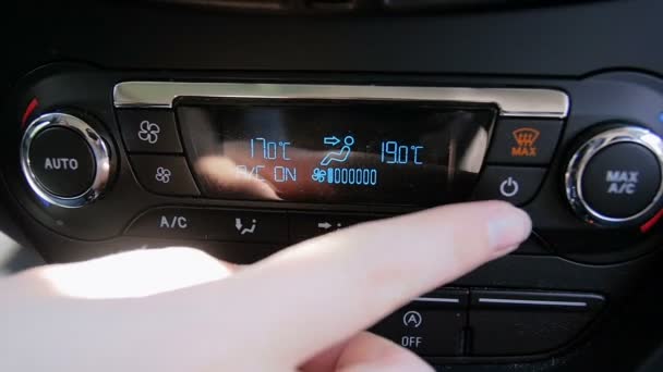 Primo piano video al rallentatore del conducente premendo il pulsante di spegnimento del condizionatore d'auto
 - Filmati, video