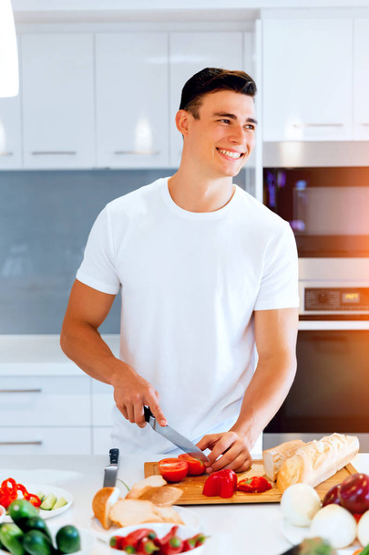 Young man cooking - Fotó, kép