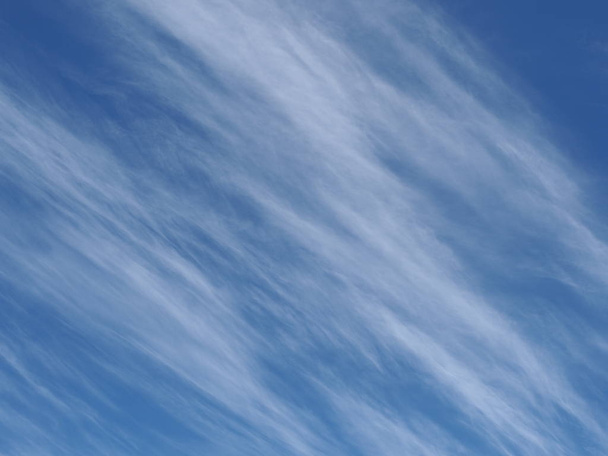 Motif rayé nuages blancs sur ciel bleu, Alice Springs, Australie 2017
 - Photo, image