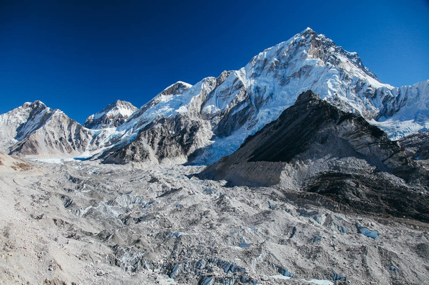 Fantastische bergen op Himalaya - Nepal. - Foto, afbeelding