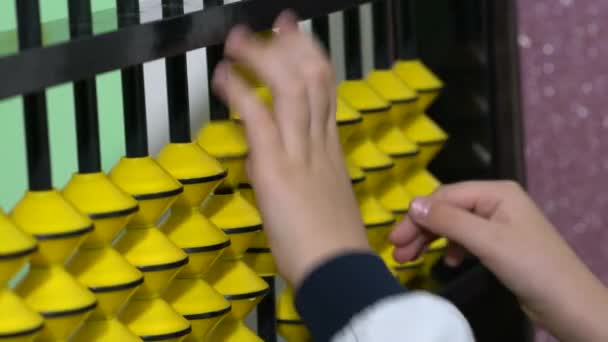 School jongen verkleed als leraar abacus te houden in een klaslokaal. - Video