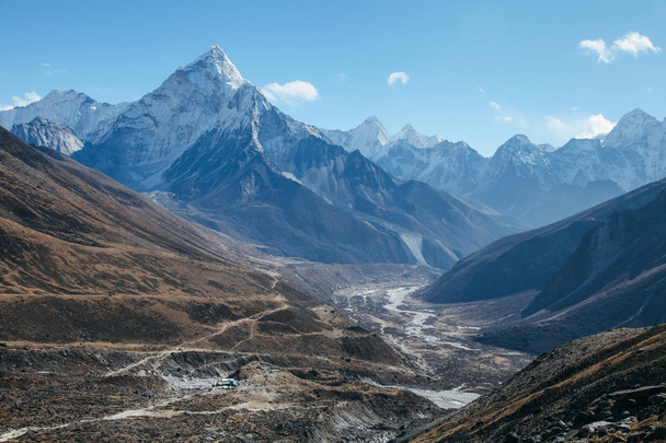 Montagnes étonnantes sur l'Himalaya - Népal
. - Photo, image