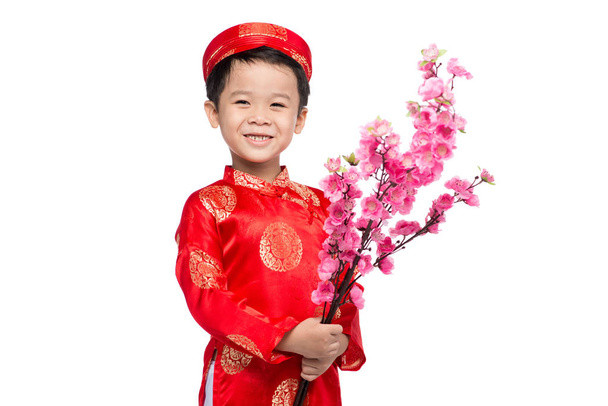Ευτυχισμένος Βιετναμέζικα αγόρι στο κόκκινο Ao Dai γιορτάζει το νέο έτος - Φωτογραφία, εικόνα