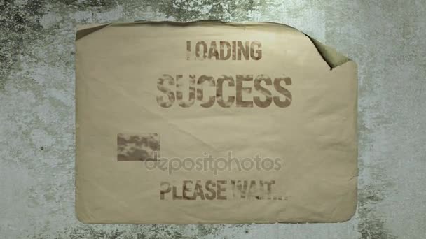 Stare reklamy papieru na ścianie cementu z napisem pasek postępu ładowania sukces proszę czekać. imitacja poruszenia aparatu i miga. - Materiał filmowy, wideo