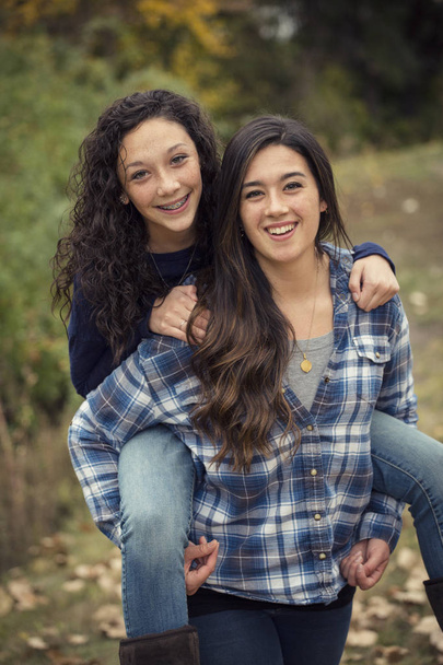 Hispanic tienermeisjes plezier samen buiten - Foto, afbeelding