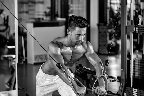 muscular man training in gym - Foto, Imagen