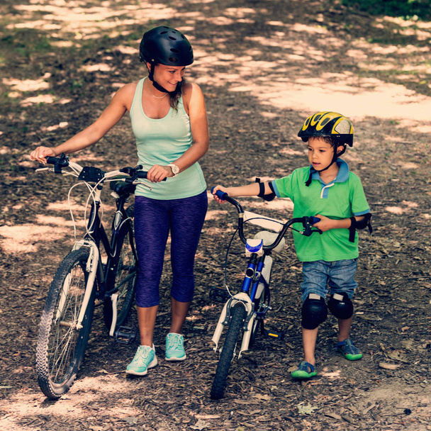 Matka i syn, jazda na rowerze w parku - Zdjęcie, obraz
