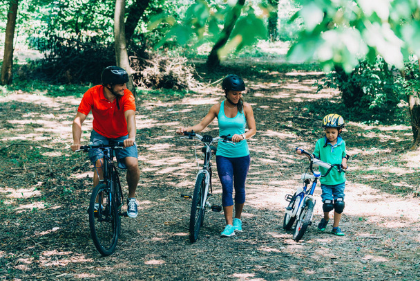 Joyeux vélo en famille dans le parc
 - Photo, image