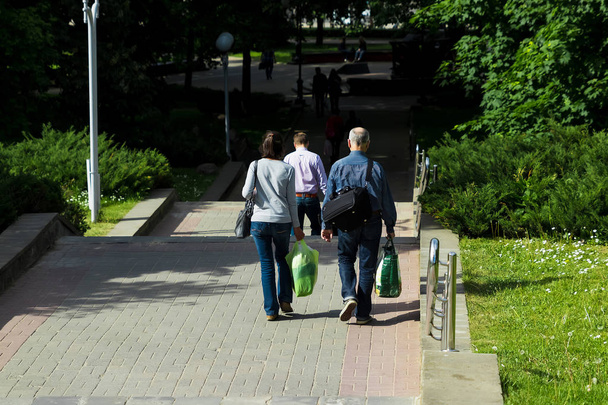 A pair of elderly people travels - Fotoğraf, Görsel