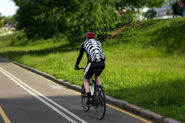 Snelle shadow - een fietser op topsnelheid op de triatlon-race. - Foto, afbeelding