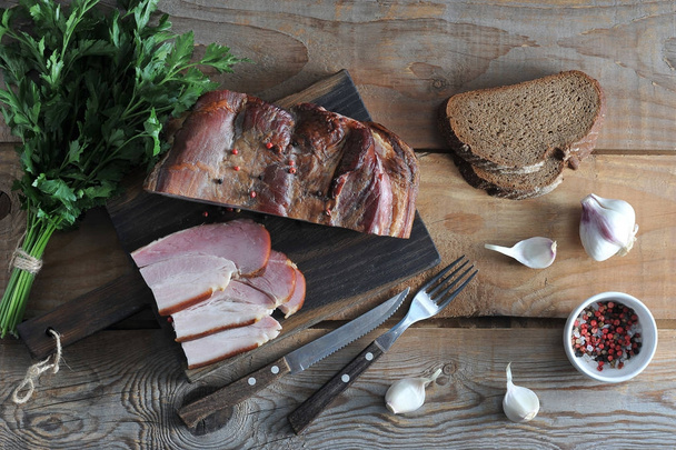 smoked chopped pork loin, parsley, garlic, rye bread and Cutlery - Foto, Imagen