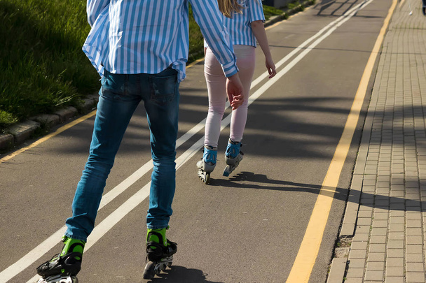 Happy couple roller blading together in the countryside - Fotoğraf, Görsel