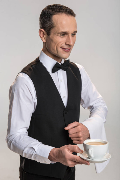 Camarero masculino atractivo proponiendo café
 - Foto, imagen