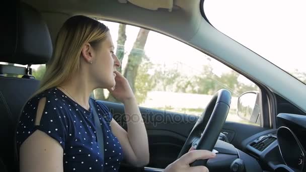 Медленное видео, где молодая женщина кричит на агрессивное поведение за рулем автомобиля
 - Кадры, видео
