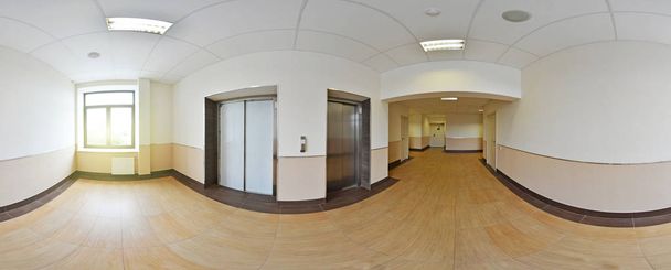 Sferische 360 graden panorama projectie, panorama in interieur lege lange gang met deuren en ingangen van verschillende kamers en lift. - Foto, afbeelding