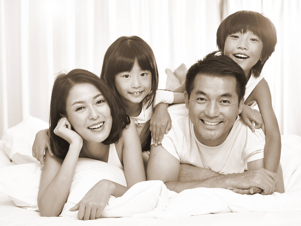 πορτρέτο της Ασίας οικογένεια με δύο παιδιά - Φωτογραφία, εικόνα