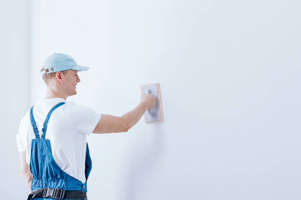 Plasterer preparing wall - Foto, Imagen